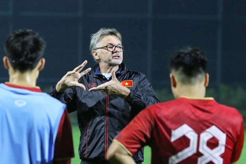 HLV Philippe Troussier đảm nhận cương vị HLV trưởng đội tuyển Việt Nam với bản hợp đồng kéo dài 4 năm